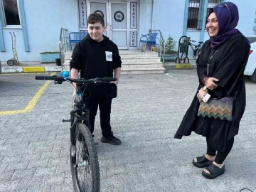 Doğum günü hediyesi çalınmıştı, polis abileri geri verdi
