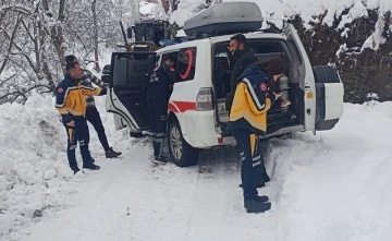 Doğum sancısı tutan kadın kar nedeniyle 3 saat sonra hastaneye ulaştırıldı
