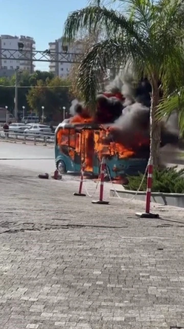 Dolmuş küle döndü, minibüsten geriye demir yığını kaldı
