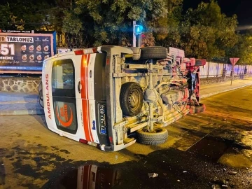 Dolmuşla çarpışan ambulans devrildi: 3 yaralı
