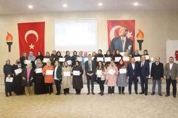 Domaniç’te &quot;Aile Okulu&quot; projesine katılan veliler sertifika aldı
