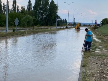 Domaniç’te sağanak yağış sele neden oldu
