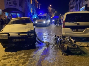 Dönüş yapmaya çalışan araca çarpan motosikletteki sürücü ve yolcu ağır yaralandı
