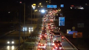 Dönüş yolculuğu sürüyor: Trafik durma noktasına geldi