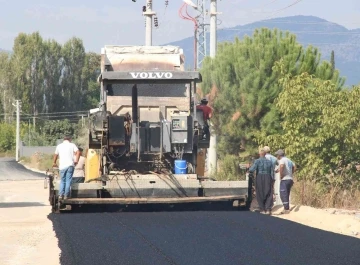 Döşemealtı’nda alt yapısı tamamlanan yollar, sıcak asfaltla kaplanıyor
