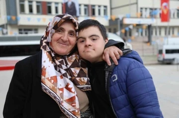 Down sendromlu Salih’in annesi Kevser Çolak, oğlunun yaşadığı mutluluğu anlattı
