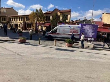 Dubaları aşamayan ambulans kaldırımı kullandı
