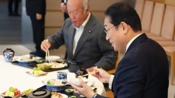 Dünya bu öğle yemeğini konuşuyor: Japon başbakan kanıtlamak için paylaştı