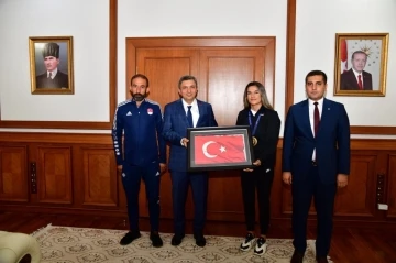 Dünya Kadınlar Boks Şampiyonu sporcuya Vali Şahin’den hediye
