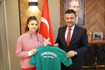 Dünya Şampiyonu Esra Bayrak, Çarşamba Belediyespor’da

