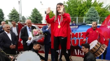 Dünya şampiyonu Hatice Akbaş’a Malatya’da coşkulu karşılama
