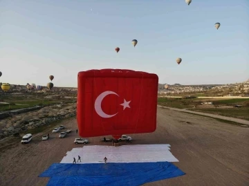 Dünyanın en büyük bayrak figürlü balonu Kapadokya’da havalandı
