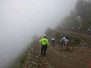 Dünyanın en tehlikeli yolunda bisikletçilerin güvenliğini sağlayanlar arasında Anda Trabzon ekibi de vardı
