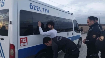 ‘Dur’ ihtarına uymadı, polis aracına çarpıp kaçtı
