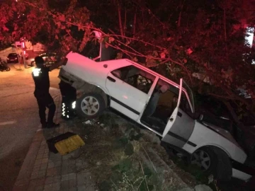 “Dur” ikazına uymayan otomobil bahçeye daldı, sürücü kaçtı yolcu yaralı
