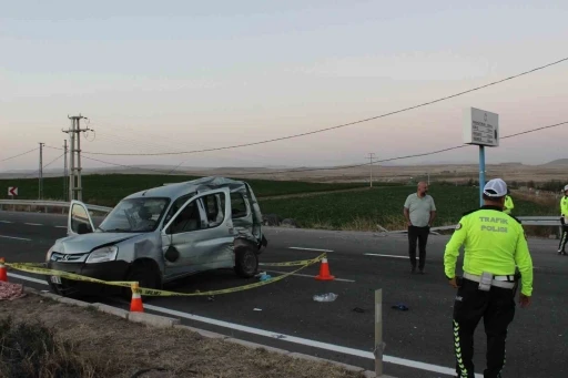 Durakta bekleyen öğretmenleri alan araca kamyon çarptı: 1 ölü, 5 yaralı
