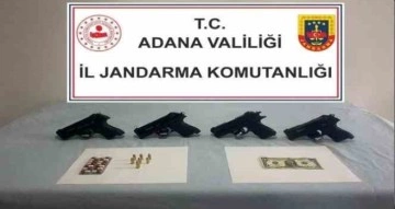 Durdurulan araçta ruhsatsız tabancalar ve F serisi dolar çıktı