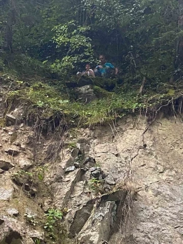 Düşürdükleri dronu bulmaya çalışırken yamaçta mahsur kaldılar
