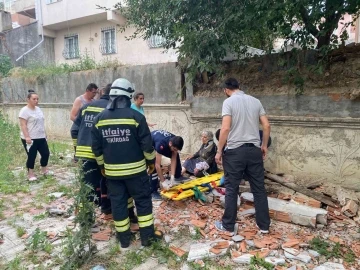 Dut toplamak için üzerine çıktığı bahçe duvarı çöktü
