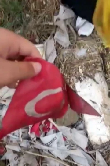 Duyarlı vatandaşlar boş araziye atılan Türk bayraklarını böyle topladı
