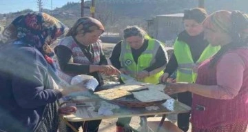 Düzceli kadınlar deprem bölgesinde gözleme yaptı