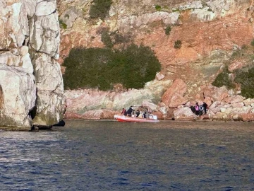 Düzensiz göçmenleri Yunan adası diyerek Çiftlik koyuna terk ettiler
