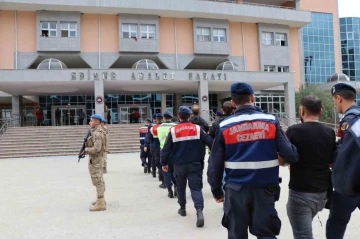 Edirne’de jandarma ekipleri 105 şüpheli şahsı kıskıvrak yakaladı
