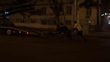 Edirne’de motosiklet park halindeki araca çarptı: 2 yaralı
