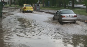 Edirne’de şiddetli yağış: Yollar göle döndü
