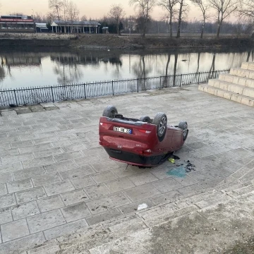 Edirne’de takla atan otomobil az kalsın Tunca Nehri’ne uçuyordu
