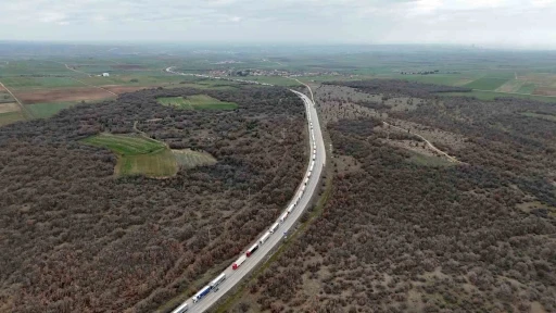 Edirne’de tır sürücüleri dondurucu soğukta kilometrelerce uzunluktaki sıralarda bekliyor
