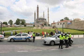 Edirne’de trafik polisleri sürücülerle bayramlaştı
