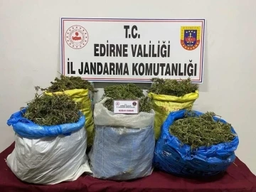 Edirne jandarması Meriç Nehri’nde şişme bot içinde uyuşturucu ele geçirdi
