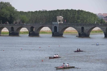 Edirne Meriç Nehrinde “Kürek Festivali&quot;nde sporcular kıyasıya yarıştı
