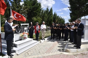 Edirne Valisi Kırbıyık, şehit polislerin kabri başında dua etti
