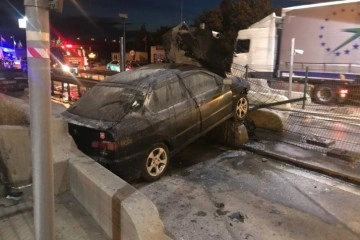 Edirne’de gişelere çarpan alkolü sürücünün otomobili alev alev yandı