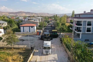 Edremit’te asfalt çalışmalarını sürdürüyor
