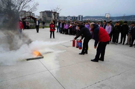 Edremit’te MEB AKUB ekibinden okullarda afet ve yangın tatbikatı