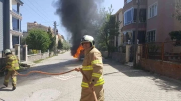 Edremit’te otomobil alev alev yandı
