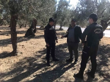 Edremit’te polis zeytin bahçelerinde denetim yaptı
