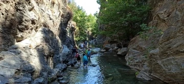 Edremit’te Şahinderesi Kanyonu ilgi gördü
