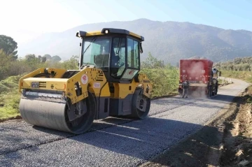 Efeler Belediyesi yol asfaltlama çalışmalarını sürdürüyor
