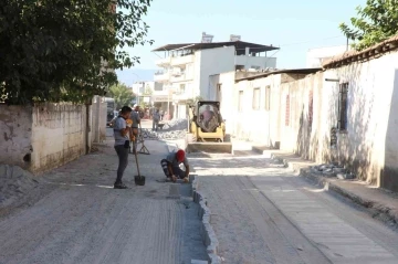 Efeler’de yol yenileme çalışmaları sürüyor
