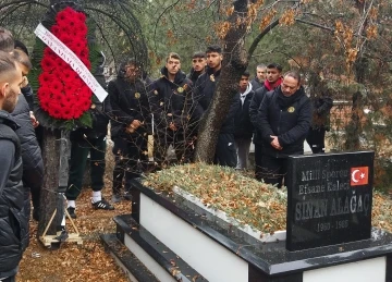 Efsane kaleci Sinan Alağaç kabri başında anıldı
