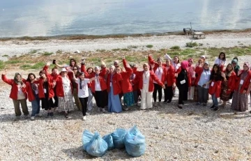 Eğirdir Gölü'nde temizlik yaptılar