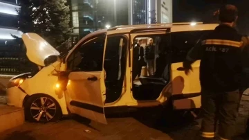 Ehliyetsiz sürücü kontrolden çıkıp üst geçidin ayağına çarptı
