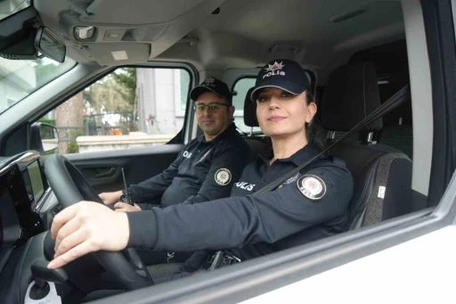 Ekip aracı kullanan kadın polis memuru suçlulara göz açtırmıyor
