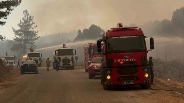 Ekipler alevlere duvar ördü, direniyor
