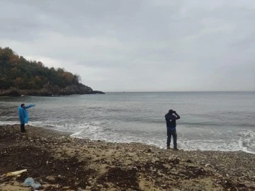 Ekipler tekneden düşen balıkçıyı hem karadan hem denizden arıyor
