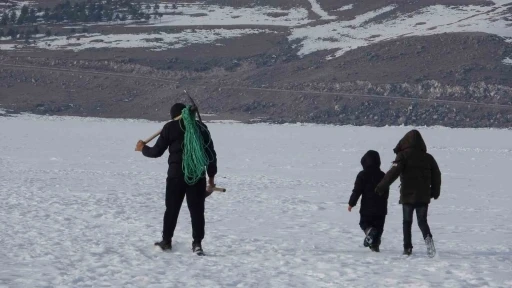 Ekmeklerini ’buzdan’ çıkarıyorlar
